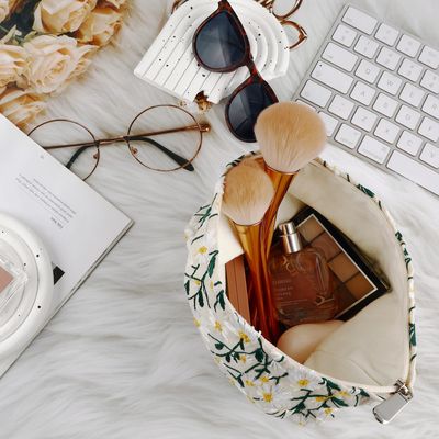 URSKYTOUS Flower Makeup Bag Travel Daisy Floral Cosmetic Bag for Women Cute Makeup Pouch Zipper Cosmetic Pouch for Purse Jacquard Aesthetic Floral Skincare Bag Portable Travel Toiletry Bag Organizer