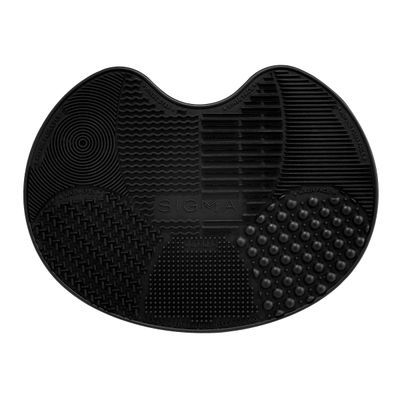 Sigma Beauty Makeup Brush Cleaner Mat - Sigma Spa Express Silicone Makeup Brush Cleaning Mat with Suction Cups for Cleaning Makeup Brushes, Compact Design Fit for Any Travel Makeup Kit (Black)