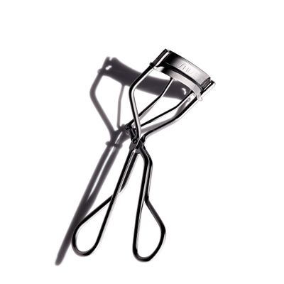 Shiseido Eyelash Curler - Crimps &amp; Curls Lashes for Perfect, Eye-Framing Fringe - Gentle &amp; Safe - Includes Replacement Pad