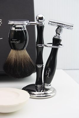 Pure Badger Hair Shaving Set in Black.The Set Contains Shaving Brush,4 Different Type of Razor to Choose, Shaving Brush & Razor Holder,Shaving Mug with soap.Perfect for HIM (De Safety Razor)