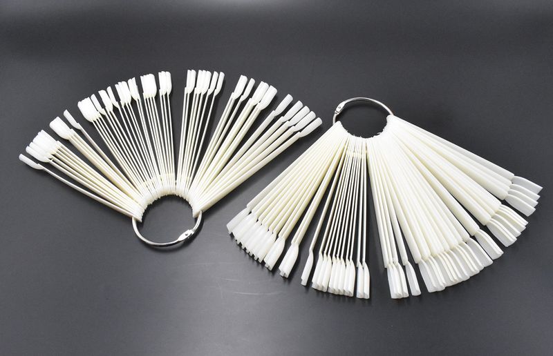 2 Sets 100 Tips Fan Shape White Plastic Nail Art Tips Display Polish Board Display Practice Sticks with Metal Split Ring Holder