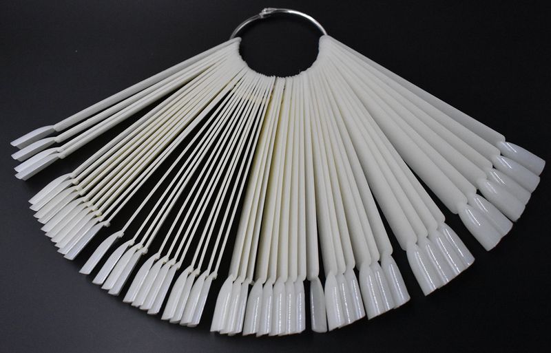 2 Sets 100 Tips Fan Shape White Plastic Nail Art Tips Display Polish Board Display Practice Sticks with Metal Split Ring Holder