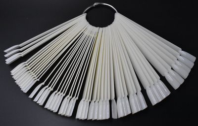 2 Sets 100 Tips Fan Shape White Plastic Nail Art Tips Display Polish Board Display Practice Sticks with Metal Split Ring Holder