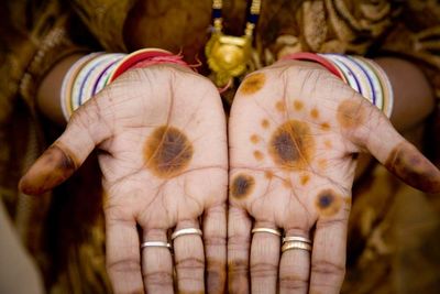 Posterazzi PDDAS10BJY0039LARGE India, Rajasthan. Woman&#39;s Hands with Henna Coloring Photo Print, 24 x 36, Multi