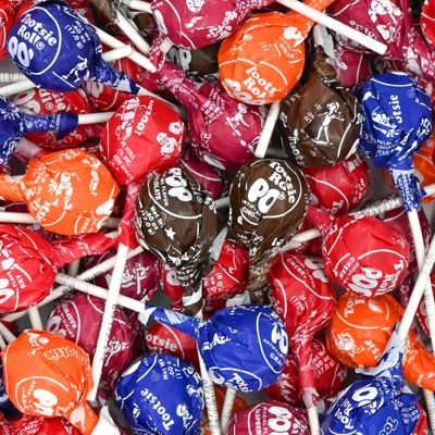 Classic Roll Pops with Chocolate Center, Bulk Bag (22 Count) - Assorted Fruit Flavors, Individually Wrapped Lollipops for Candy Buffets, Parties &amp; Snacks