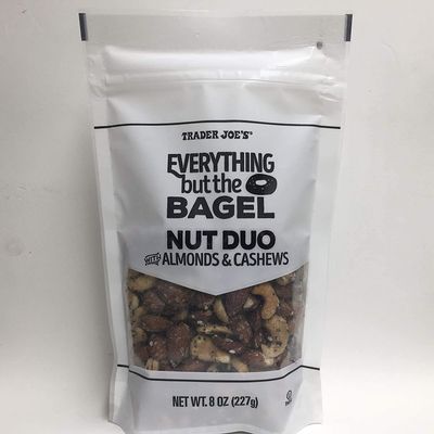 Trader Joe&#39;s Everything But The Bagel Nut Duo With Almonds &amp; Cashews, 2 Pack
