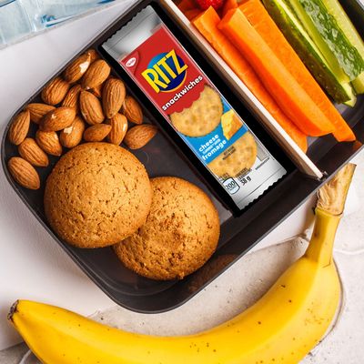 Ritz Snackwich Crackers Cheese Flavour (8x38g) 304g/10.7oz Imported from Canada