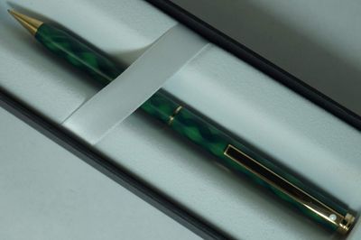 Sheaffer Rare Made in the USA Signature Slim Classic Fashion criss-cross Tartan plaid Green Lacquer Barrel and cap, and 22KT Gold Appointment 0.5MM Pencil
