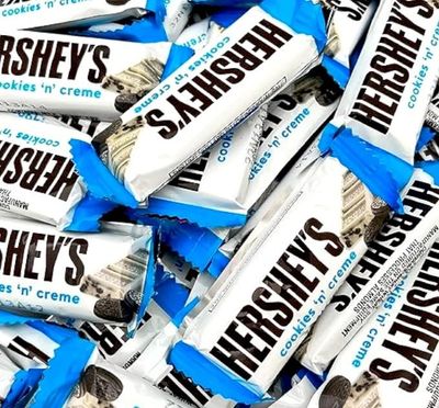 Hershy Cookies Cream Fun Size Bars -1.5 lbs Individually Wrapped Mini Hershy Bars - Classic White Chocolate and Crunchy Cookie Bites, Perfect for Sharing24 oz