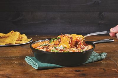 Chef-mate Que Bueno Spicy Nacho Cheese Sauce, Jalapeno Queso, Canned Food, (10 Can Bulk)