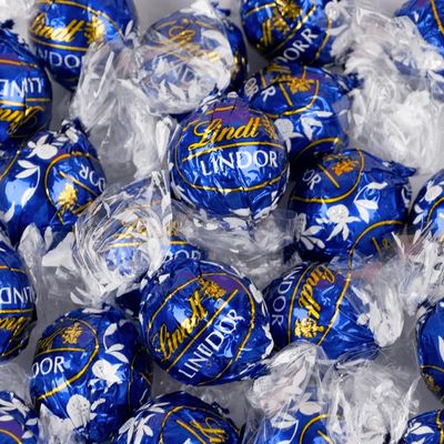 In Gift Box Mother&#39;s day Llndt- Dark Chocolate Truffles, Kosher - 60 Count in a Gift Box