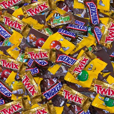 Assortit X Mars Collab Holiday Mix Peanut Chocolate Sampler Assorted Fun Size Variety Pack Snickers, Peanut MMs, Twix, Milky Way (1.5 lbs)