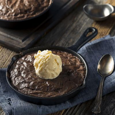 Gourmet du Village Skillet Mix Kit, Sweet Treat or Gift Dessert Mix with 6.2 inch Cast Iron Skillet, Chocolate Brownie