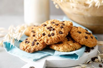 A Blend Above Chocolate Chunk Cookie Mix (Makes Appx. 36 Cookies), Choco-Chip Bliss: Indulgent Chocolate Chip Cookie Mix, Quick and Easy to Make, 10 Minute Prep, Large Chocolate Chips
