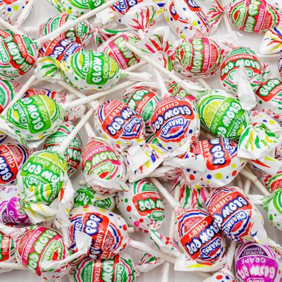 CHARMS BLOW POPS Lollipops 1 lb - Bulk Candies, Individually Wrapped (23 Pieces), Assorted Fruit Flavors, Hard Candy Shell Chewy Gum Center