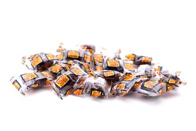 Dad&#39;s Root Beer Barrels - 2LB Resealable Stand Up Bag of Individually Wrapped Candy (approx. 100 pieces) - Bulk Bag of Old Fashioned Hard Candy - Classic Novelty Candy in Traditional Beer Barrel Shape