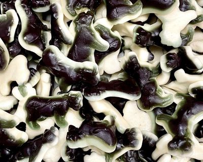 Bayside Candy Gummy Cows - Black and White Gummi Cows (1LB)