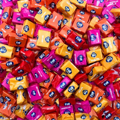 Taffy Candy 2.2 Pound Bag - Approx. 245 Count Chewy Fruit Candy Individually Wrapped Soft Chewy Candy in Orange, Strawberry, Tropical Fruits, Cherry Taffy Assortment