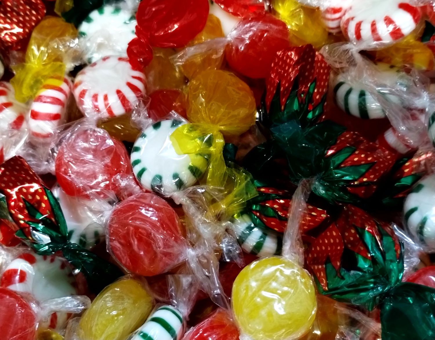 Deluxe Candy Mix - 2 lbs of Assorted Peppermint Spearmint Filled Strawberry Lemon Cherry Butterscotch Individually Wrapped Hard Candy