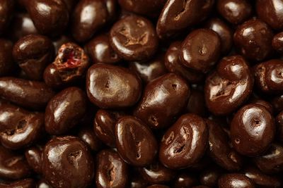 Yupik Milk Chocolate Covered Cranberries, 2.2 lb (35.2 oz), Kosher, Dried Fruits, Dried Cranberries Dipped in Fine Milk Chocolate, Smooth Chewy, Sweet Snacks, Chocolate Candy, For Topping Baking