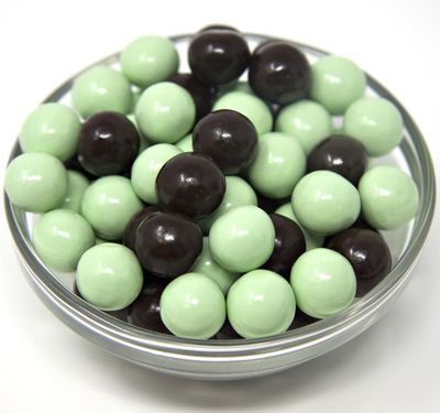 YANKEETRADERS Dark Chocolate Mint Cookie Crisp Balls, 1 lb Gift Bag, Holiday Treat