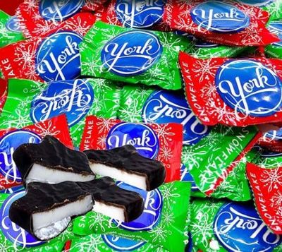 York Peppermint Patties, 2 lb of Snowflake Star Shape Pattie Dark Chocolate Candy, Individually Wrapped in Red Green Theme, For Mother&#39;s Day Basket Stuffer Gift Package