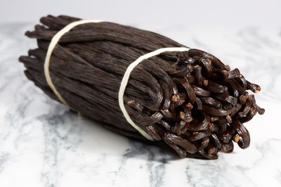 25 Premium Vanilla Beans Grade B - Whole Non GMO Vanilla beans, ideal for extract and baking, 5-7 inches
