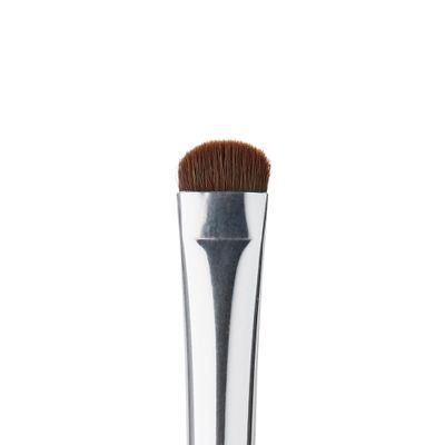 e.l.f. Smudge Brush, Short Curved Brush For Expertly Smoothing Color For A Smoky Look, Perfect For Contouring & Defining Eyes, Vegan & Cruelty-Free