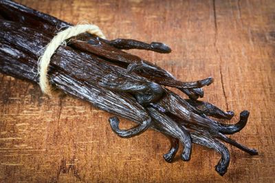 1 LB Organic Madagascar Vanilla Beans Whole Grade A Vanilla Pods for Homemade Vanilla Extract and Baking - 16 Ounces