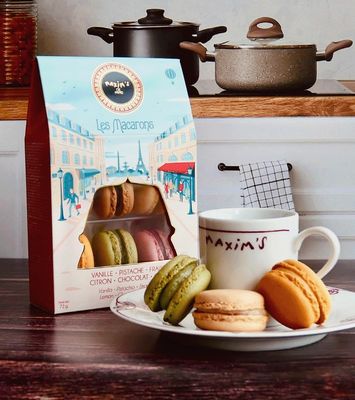 Maxim's De Paris - Macaron Gift Box, Gift box, 6 French Macarons Cookies, Strawberry, Vanilla, Coffee, Pistachio, Lemon, Chocololate.