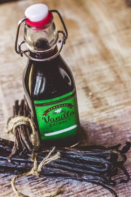 Homemade Vanilla Extract Kit DIY 1 Ounce of Premium Organic Madagascar Grade A Vanilla Beans 6-7 inches Appoximately 8-10 Beans with 8.5 oz Swing Top Glass Bottle