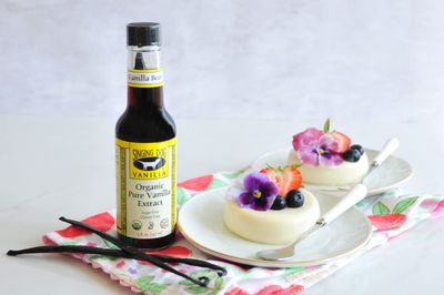 Singing Dog Vanilla, Organic Pure Vanilla Extract, 5 Fluid Ounce Bottle, Whole Vanilla Bean Inside