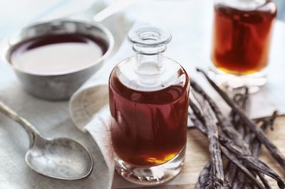 Vanilla Bean Kings - Organic Vanilla Extract - Made with Bourbon Madagascar Vanilla Beans - 4 fl oz - For Baking, Desserts, Home Cooking and Chefs
