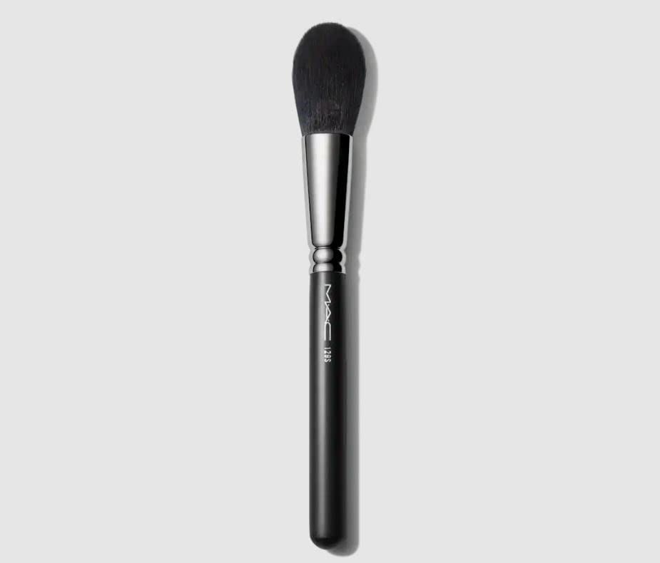 M.A.C. 129 SYNTHETIC POWDERBLUSH BRUSH