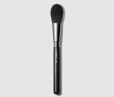 M.A.C. 129 SYNTHETIC POWDERBLUSH BRUSH