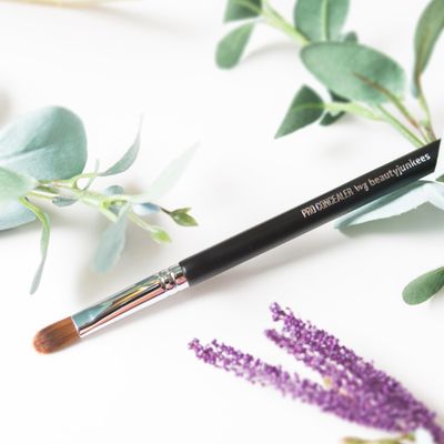 Beauty Junkees Flat Concealer Brush Under Eye - Small Concealer Brush for Foundation, Eyebrows, Nose Contour Brush, Color Corrector Brush, Works with Cream, Powder Cosmetics, Synthetic