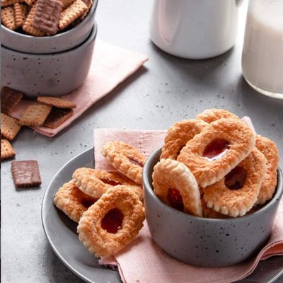 Bahlsen Deloba Red Currant Cookies 1 box - Sweet &amp; delicate, buttery puff pastries with light crispy layers and red currant filling - 3.5 oz box