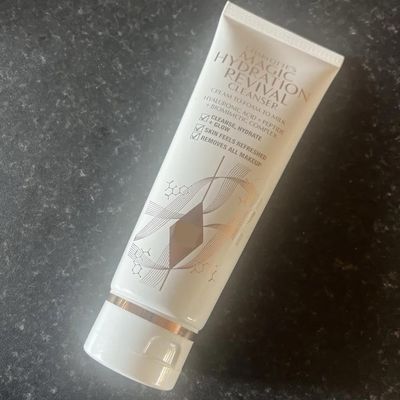 Kits CHARLOTTE&#39;S NEW MAGIC HYDRATION REVIVAL CLEANSER 120 ML