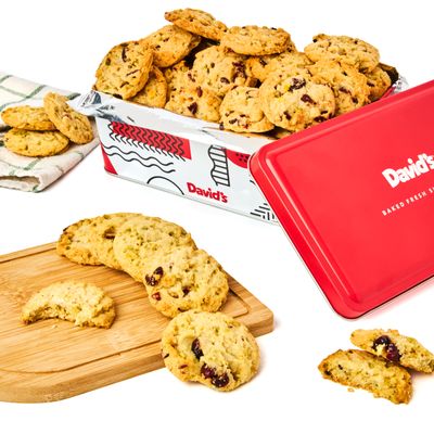 David&#39;s Cookies Cranberry Pistachio Biscuits Sweet Sampler Tin - Irresistible Crunch, Snacks And Bakery Treats - Ideal for Snacking And Gifting - Delicious Gourmet Food Gift For All Occasions 9.3oz