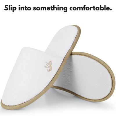 BERGMAN KELLY Spa Slippers, Closed Toe (Medium &amp; Large, 12 Pairs, White Cocoa Trim), Disposable Indoor Hotel Slippers for Men and Women, Fluffy Coral Fleece, Deluxe Padded Sole for Extra Comfort