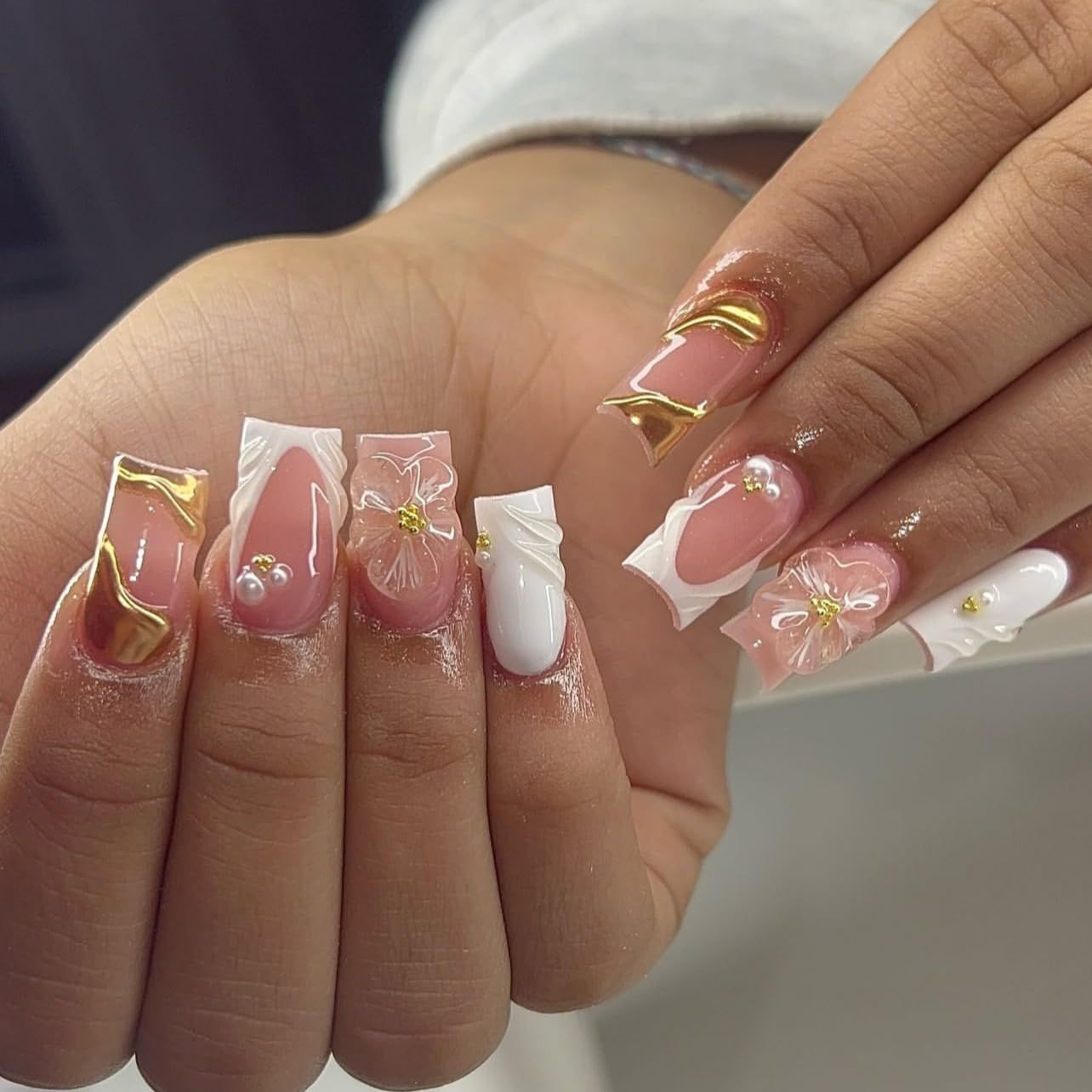 3D Flower Press on Nails Square Medium Fake Nails White French Tip False Nails with White Floral Designs Cute Acrylic Nails Press ons Summer Glue on Nails Reusable Stick on Nails for Women 24Pcs