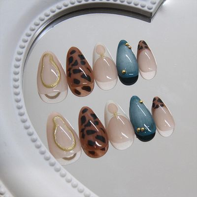 Almond Press on Nails Medium Fake Nails French Tip with Rhinestone Design False Nails Artificial Full Cover Nails Glossy Acrylic Nails Leopard Print Glue on Nails for Women Manicure Decoration 24Pcs
