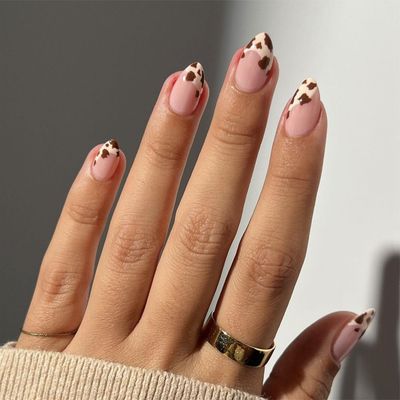 IMRAIN Press on Nails Short Oval Fake Nails Brown Cow Pattern French Tips False Nails with Designs Full Cover Nude Round Glue on Nails Glossy Cute Artificial Stick on Nails for Women Girls 24Pcs