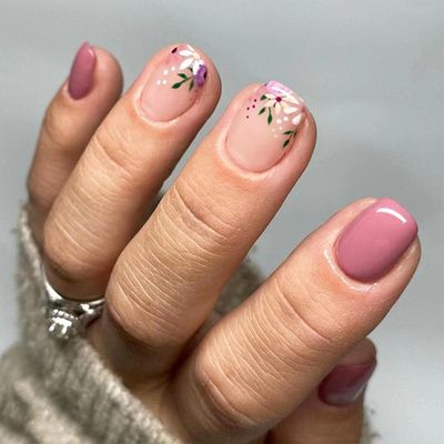 Press on Nails Short Square Fake Nails with Floral Designs Purple Nails Press ons Glossy Glue on Nails Spring Acrylic Nails Nude False Nails Artificial Stick on Nails for Women 24Pcs