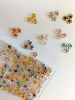 QZRUO 60 Pcs 3D Flower Nail Charms - Flatback Mixed Colorful Flower Bead Cabochons with Gold Edges, Spring Nail Art Decals for Women &amp; Girls, Manicure Decorations