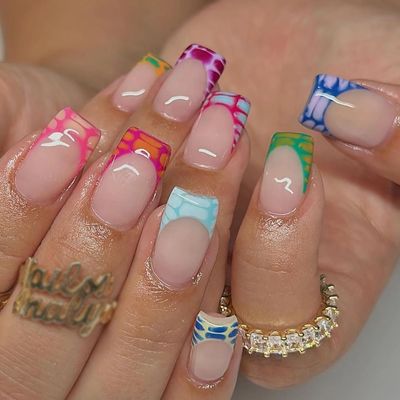 MISUD Summer Press on Nails Short Square Fake Nails Colorful French Tip Acrylic Nails Glossy Glue on Nails Squoval Artificial Nails Rainbow Crocodile Print Stick on False Nails with Design DIY 24 pcs
