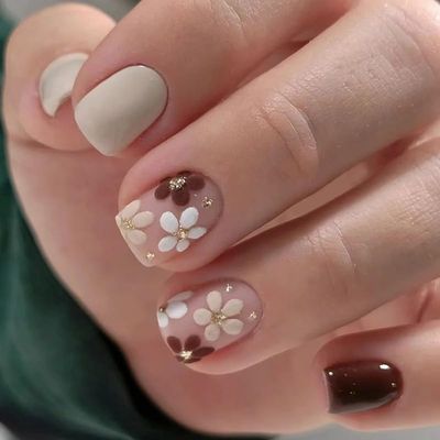 24Pcs Press on Nails Short Square Length Fake Nails French White Glitter Flower Diamonds Design Glossy False Nails Glue Full Cover Acrylic Nails Reusable Artificial Nails Stick for Women DIY