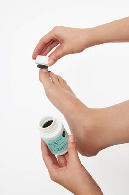 Nails Inc Acetone-Free Nail Polish Remover Pot - Vegan Collagen Formula with Peppermint Scent for Hands &amp; Feet - Easy Dip &amp; Twist Removal, 60ml