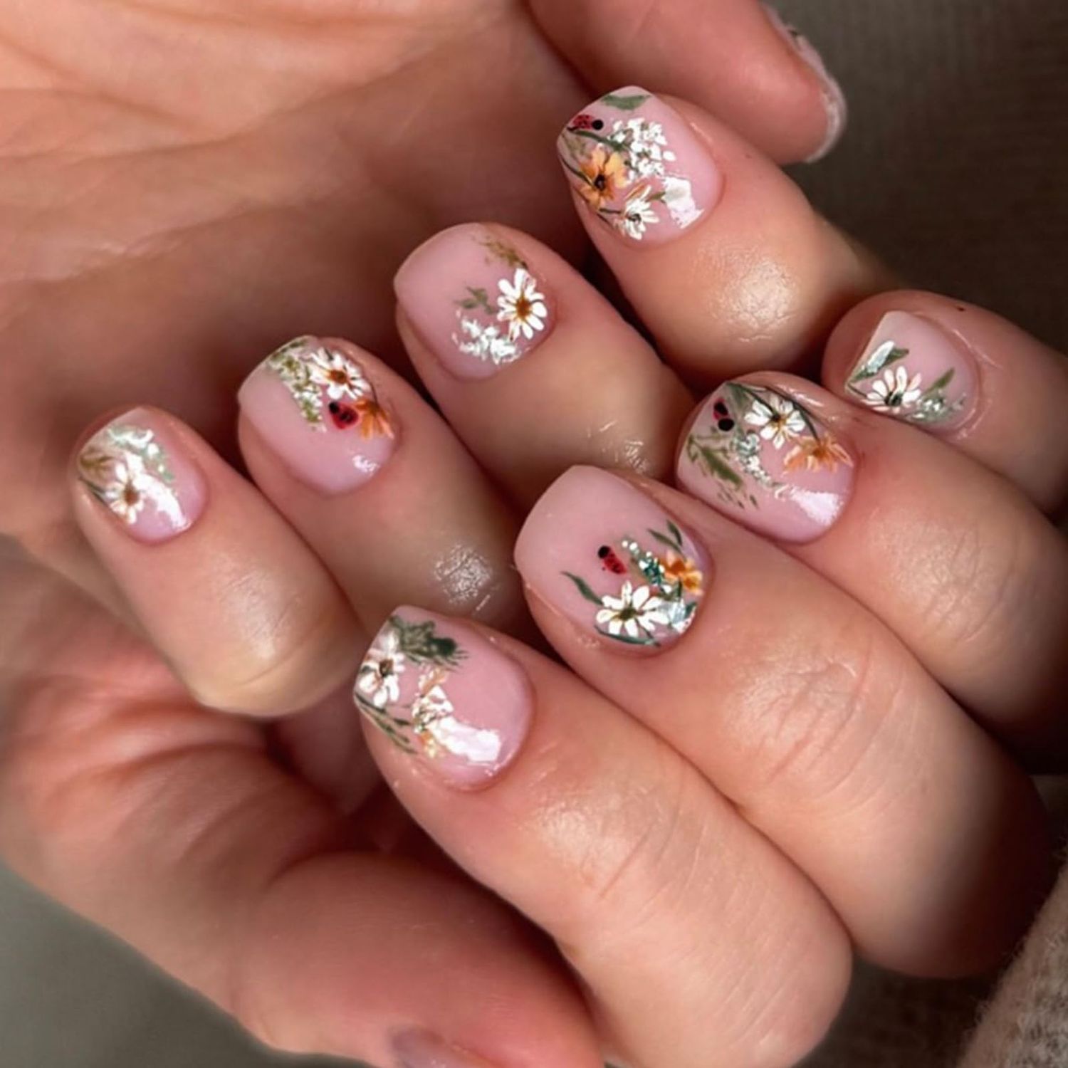 Spring Press on Nails Short Square Fake Nails Full Cover Nude False Nails with Daisy Flowers Design Glossy Spring Floral Glue on Nails Cute Flower Stick on Nails for Women Nail Art Decoration