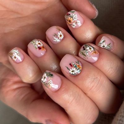 Spring Press on Nails Short Square Fake Nails Full Cover Nude False Nails with Daisy Flowers Design Glossy Spring Floral Glue on Nails Cute Flower Stick on Nails for Women Nail Art Decoration